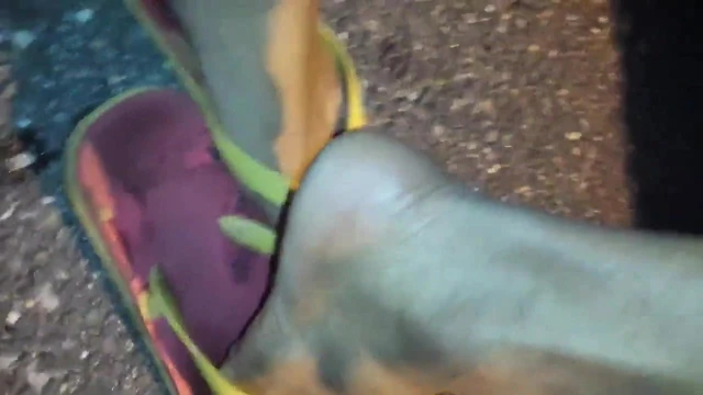 Pretty feet in flip flops