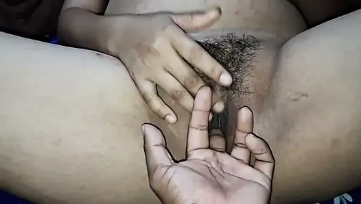 Freund fingert muschi der freundin, während sie sich hart reibt