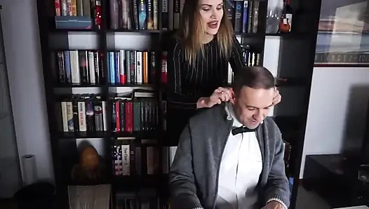 Женское доминирование, телочка наказывает своего раба в офисе