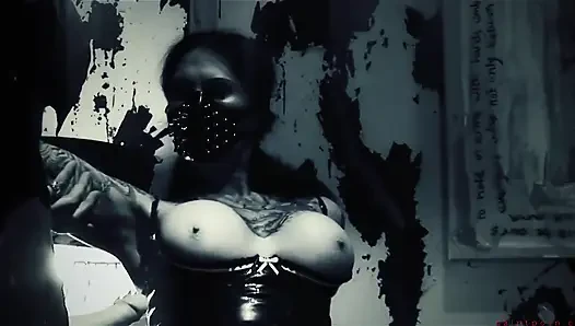 Tallulah Tease принимает порцию спермы на ее татуировку