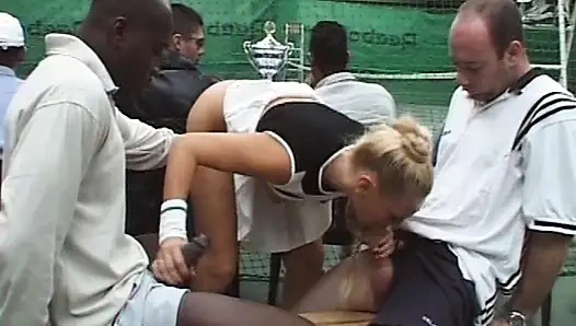 Французскую крошку-теннисистку трахнули двойным межполитом в тройничке