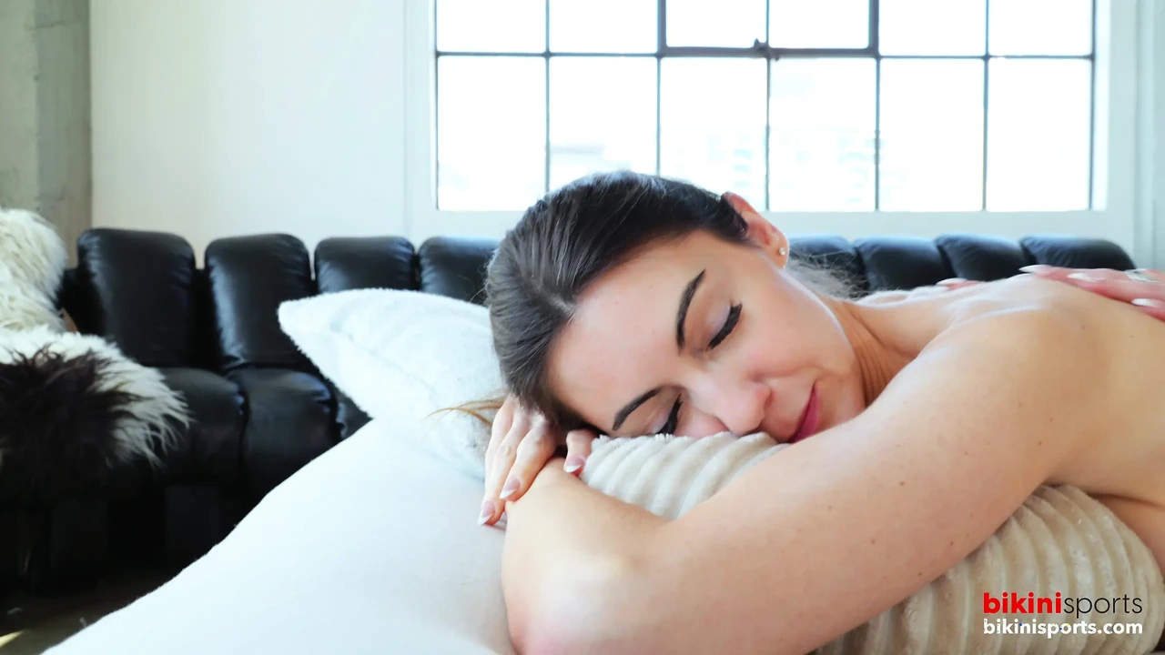 Buổi tập thể dục biến thành buổi mát-xa đồng tính nữ khỏa thân với đồ chơi