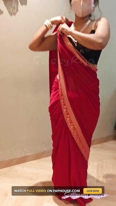 Sassy Riya Vestindo Saare