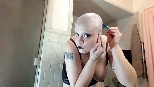 Сучка с блондинкой Buzzcut становится полностью лысой и жестко кончает