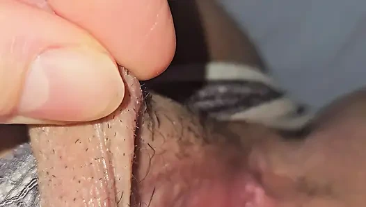 Amcığımla oynuyorum