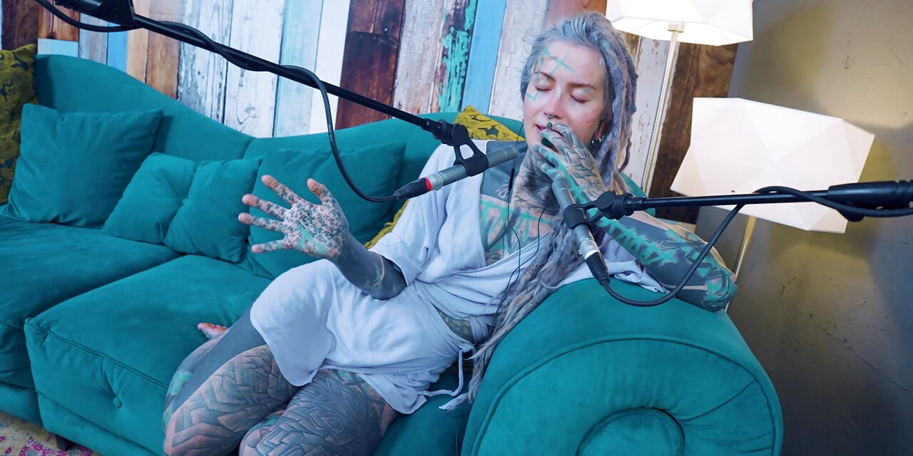 Je parle de Z - Zeal - ASMR podcast SFW talking goth maigre fille dreadlocks tatouage modèle tatoué fille encrée