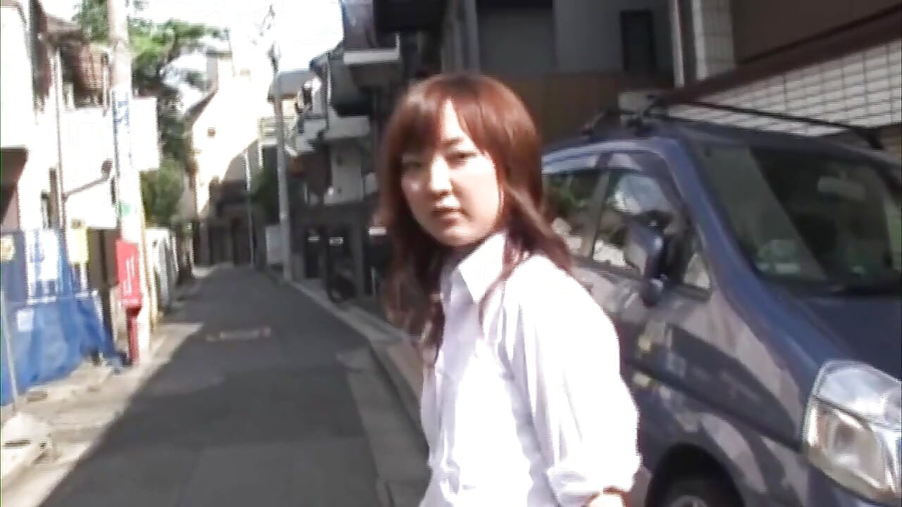 Morena nena da una paja a Tsundere vacilante en el sofá