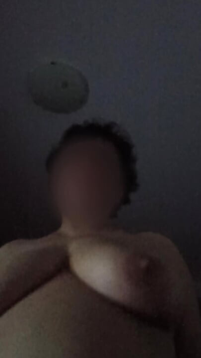 大きな胸のぽっちゃりした妻が友人のチンコでオーガズム