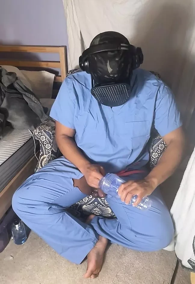 Un uomo in scrubs che si masturba con la fleshlight per una sborrata gemente