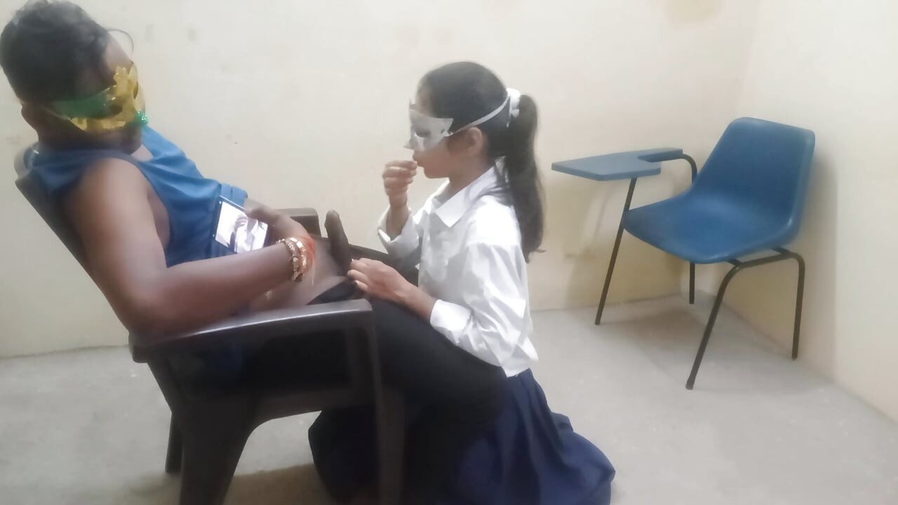 Öğrenci Riya öğretmeninin büyük sikini emiyor ve onun tarafından sikiliyor
