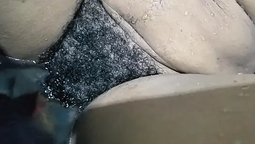 Rekaman seks istri hot dengan memek berbulu lagi asik dientot habis-habisan - close up