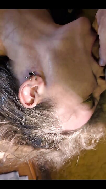 मेरा लंड चूसना जबकि वह अपने वाइब्रेटर से चरमसुख लेती है