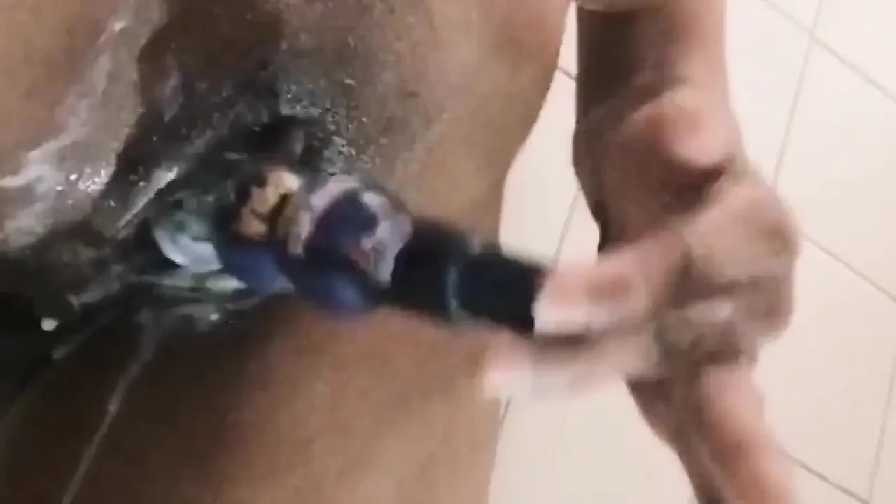 这两个继妹中哪一个最奇怪的物体塞进她绝望的洞里, 直到她完全塞满？