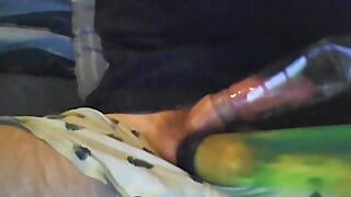 Hårig kuk suger med juicekolv och bollar i vakuumpump