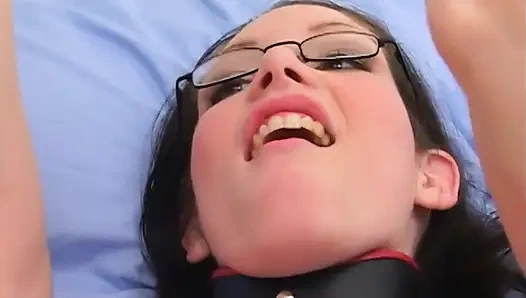 Esmer orta yaşlı seksi kadın yoğun parmaklama orgazmından sert fışkırtıyor