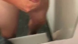 Kiwi twink masturbando no chuveiro da academia