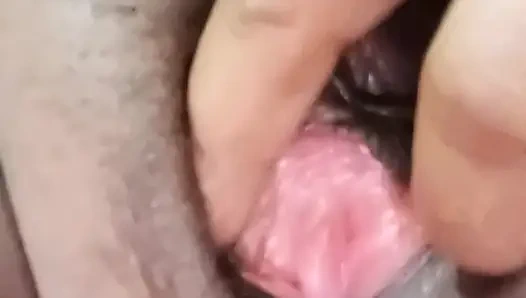 Одинокая девушка трахает пальцами в ее киску, и получает удовольствие