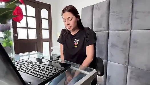 Ich pinke in meine jeans in meinem büro