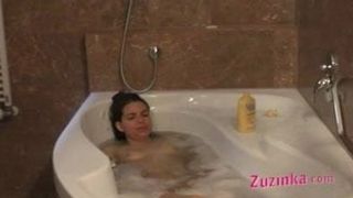 Belle zuzinka dans une baignoire chaude