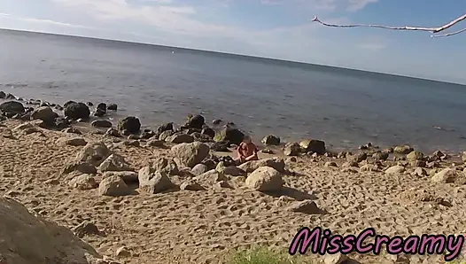 Незнакомцы застукали мою жену за прикосновением и трахающейся мой большой член на нудистском пляже