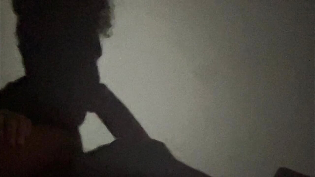 Pyszna gra w cienie, kobieta cienia ssie sylwetkę dużego kutasa, aż sperma eksploduje
