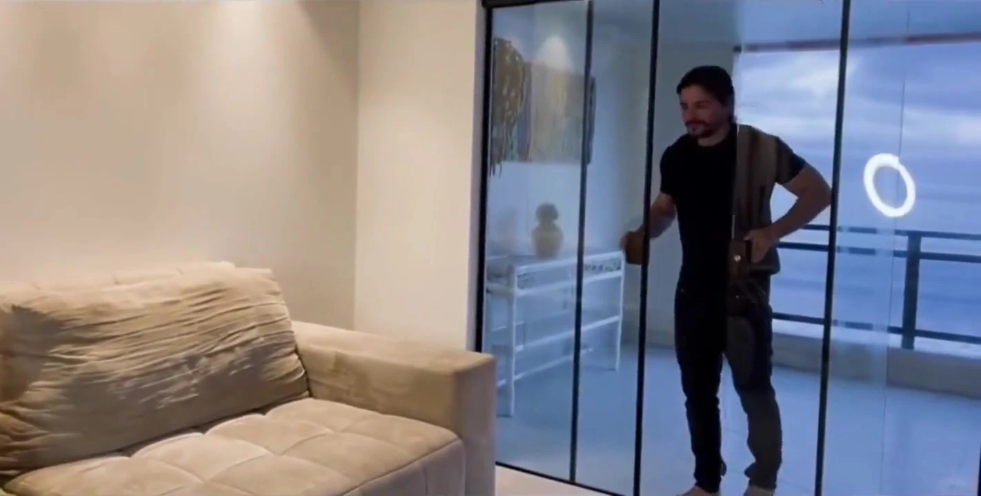 Erkek arkadaşım evden ayrıldı ve ben ve karısıyla seks yapmak için arkadaşını terk etti.