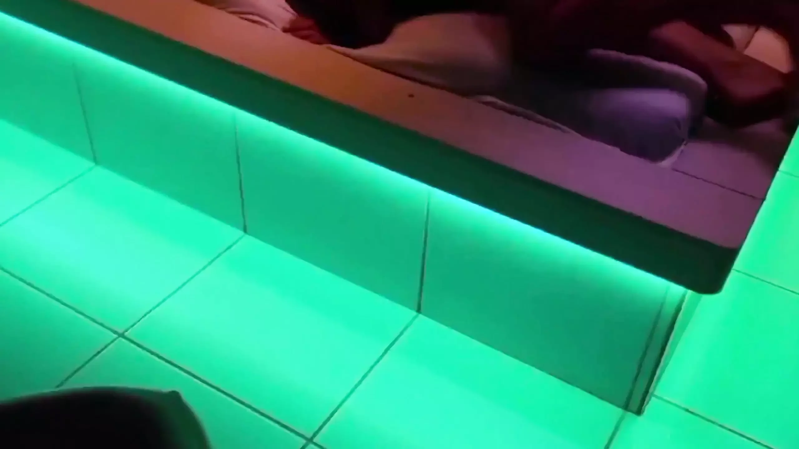 Casada gostosa no trisal, penetrada sua buceta por seu amante e masturbando o corno