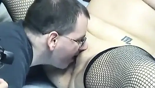 İri göğüslü iri güzel kız ıslak amcığını yalatıyor ve sikiyor