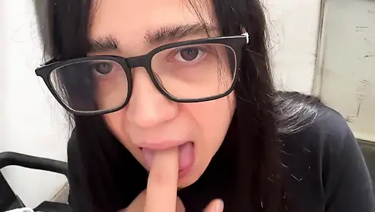 Mein Nachbar geht nach oben, um mir bei der Arbeit zu helfen