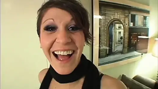 Gadis imut kulit putih dengan rambut pendek lagi asik nyepong kontol raksasa pria kulit hitam - pov
