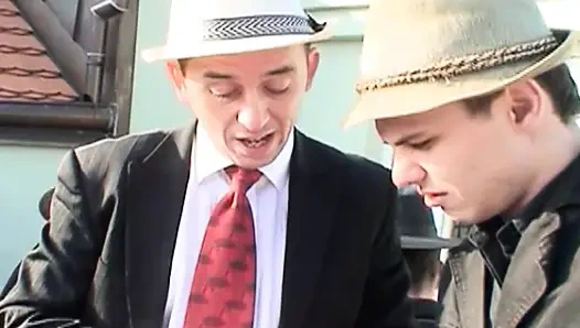 Итальянка хардкорно трахается в винтажной спальне