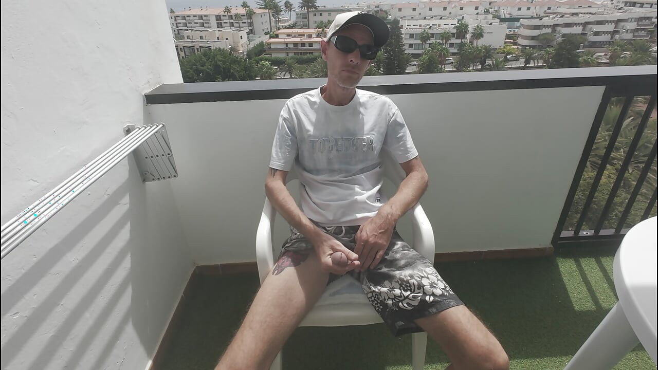 A Sexy Stranger Started Sucking My cock on The Public Roof Balcony When She Saw Me Playing With My Dick At A Nudist Hotel