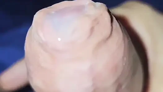 Evet, boşalana kadar kenarda! Orgazm öncesi sızdırıyor. Büyük yarak üzerinde inanılmaz sünneti