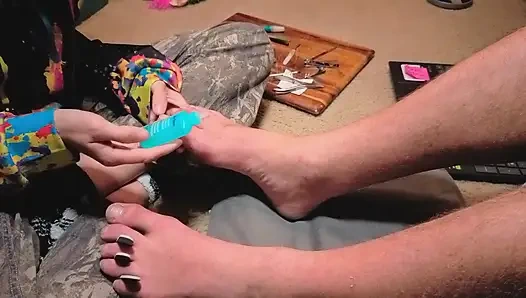 Melody дает своему господину педикюр