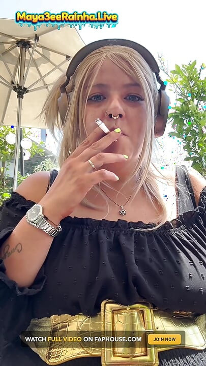 Bună dimineața, zeiță - ritual de fumat în aer liber cu mamă sexy braziliană mare și frumoasă