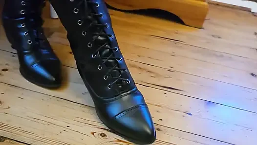 ağzı tıkalı ve yukarı dokundu