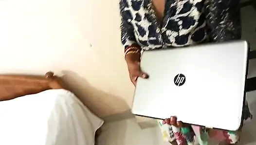 Hintli güzel profesör Anita sıkı sakso çekiyor ve arkadaşıyla seksi amcığının içinde sert fışkırtarak seks yapıyor