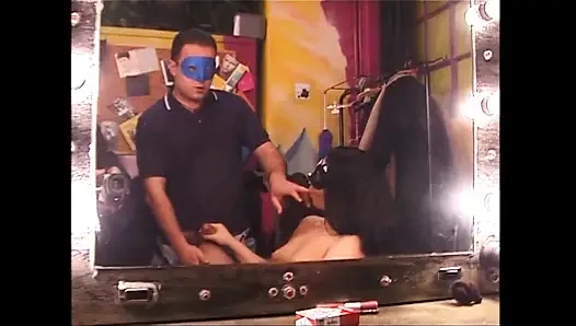 Sexy maskierte MILF gefickt und von einem großen amateur-schwanz in den mund gespritzt