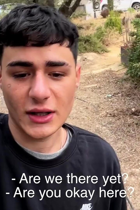 Namorada, estou me divertindo com meu amigo em campo. Eles vão nos pegar?