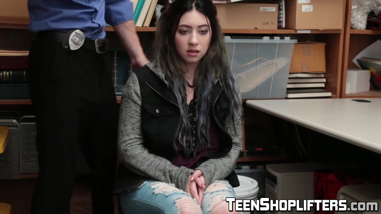 万引きをする巨根アミリア・オニキスはお仕置きが好き