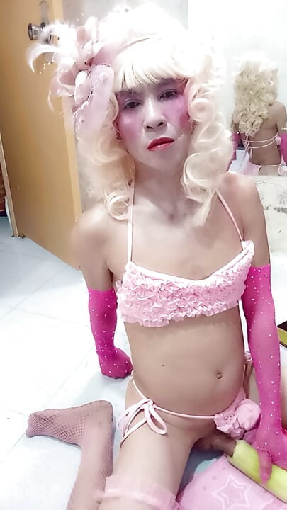Oanh le transgender seksi kıyafetler giyiyor porno yumuşak sopalarla oynamak zevk