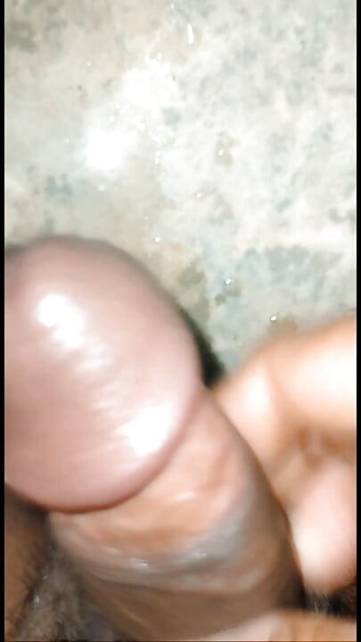 เด็กวัยรุ่นอวดอวัยวะเพศและน้ําแตกของเขา