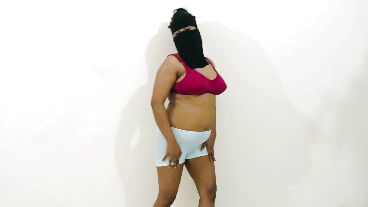 Desi Grande meia-irmã dunce frente de seu pequeno meio-irmão de 18 anos.