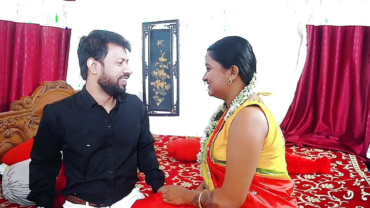 Kapda mangne ke bahane bhabhi ke room me ghus kar chodne laga hindi me
