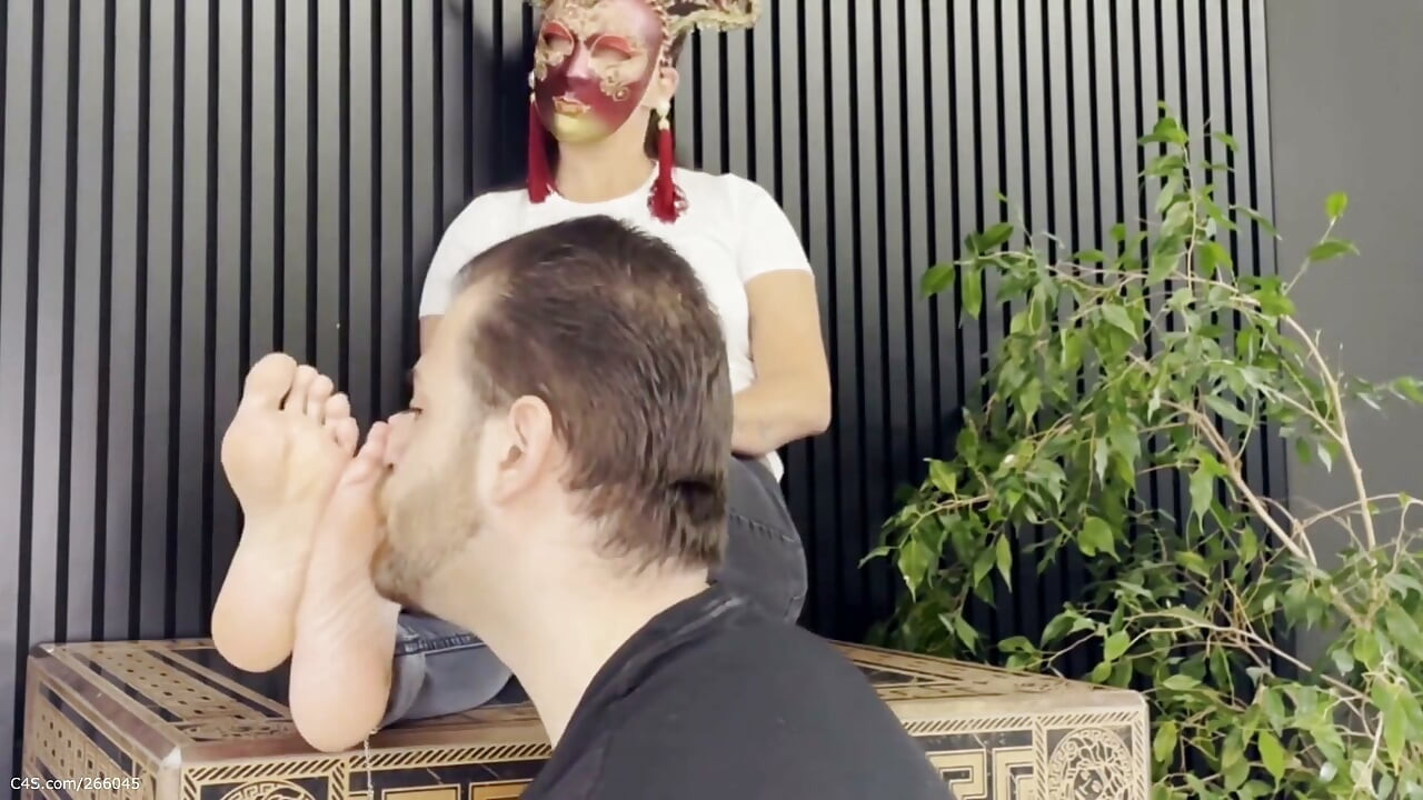 Versace Cube Foot Fetish – tiché olizování tenisek a intenzivní čichání bosých prstů