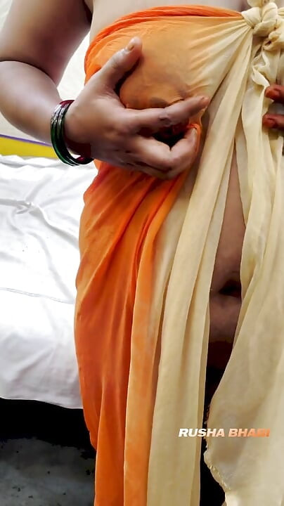 Rusa bhabi showing wet boobs in video call