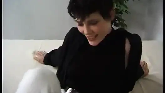 Cewek jadul rambut cokelat dengan toket kecil lagi asik nyepong kontol