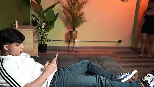 Schlanke und sexy stiefschwester weiß, wie man ihren stiefbruer mit großen schwänzen glücklich hält