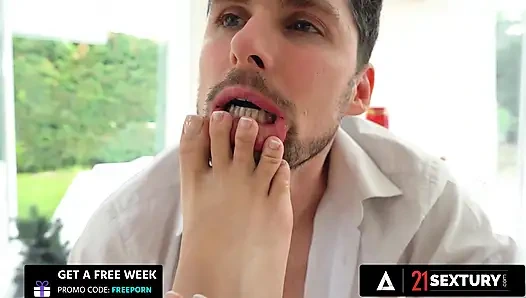 21 SEXTURY - blonde shalina devine fußnecken führt zu sperma auf zehen