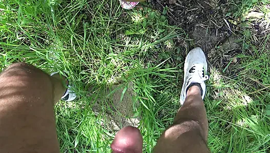 Nymphomanische hausfrau lässt mich sie draußen im dschungel ficken